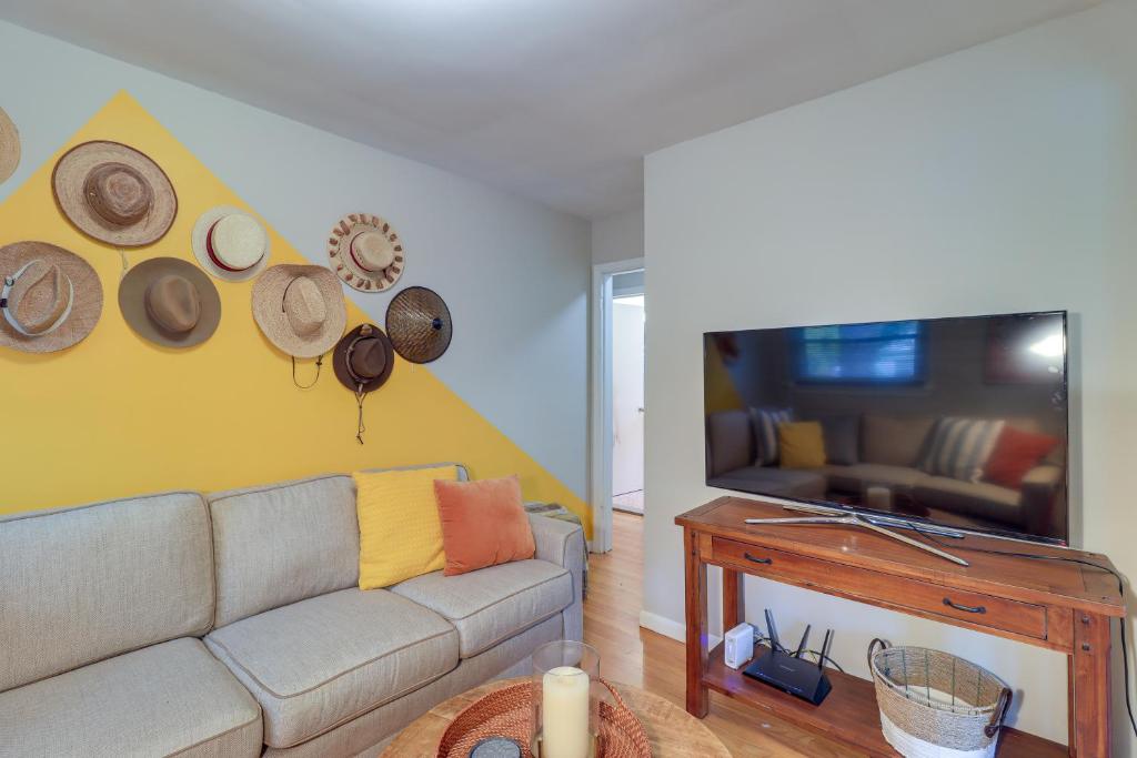 Ann Arbor Home with Deck, 2 Mi to Michigan Stadium! photo 4