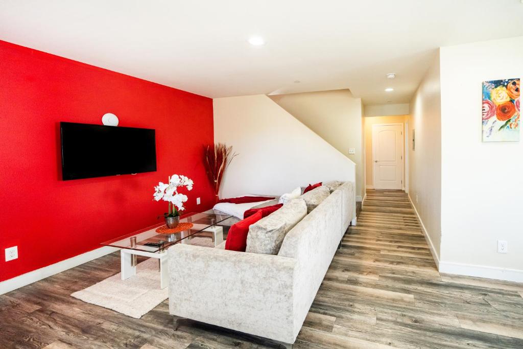 Large chic 5-bedroom 3 bathroom clost to Downtown LA image