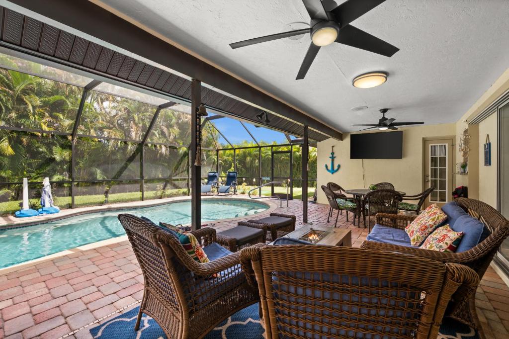 Sunny Oasis Getaway -Heated Pool-Mini Golf-Near Beach photo 3