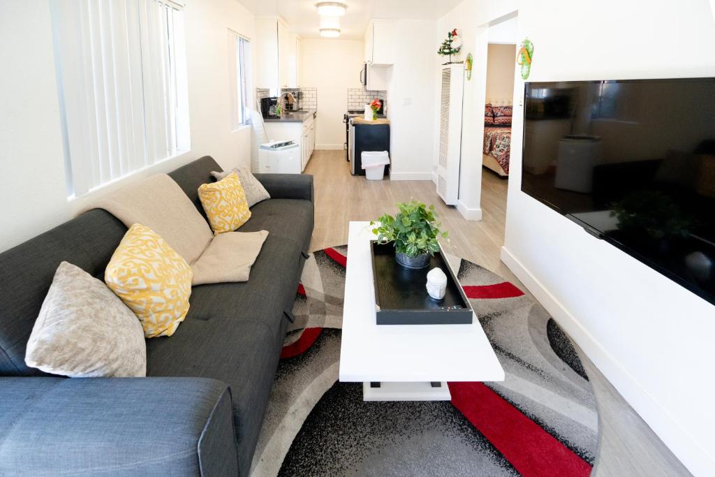 cozy small 2 bedroom in Koreatown/Hollywood image