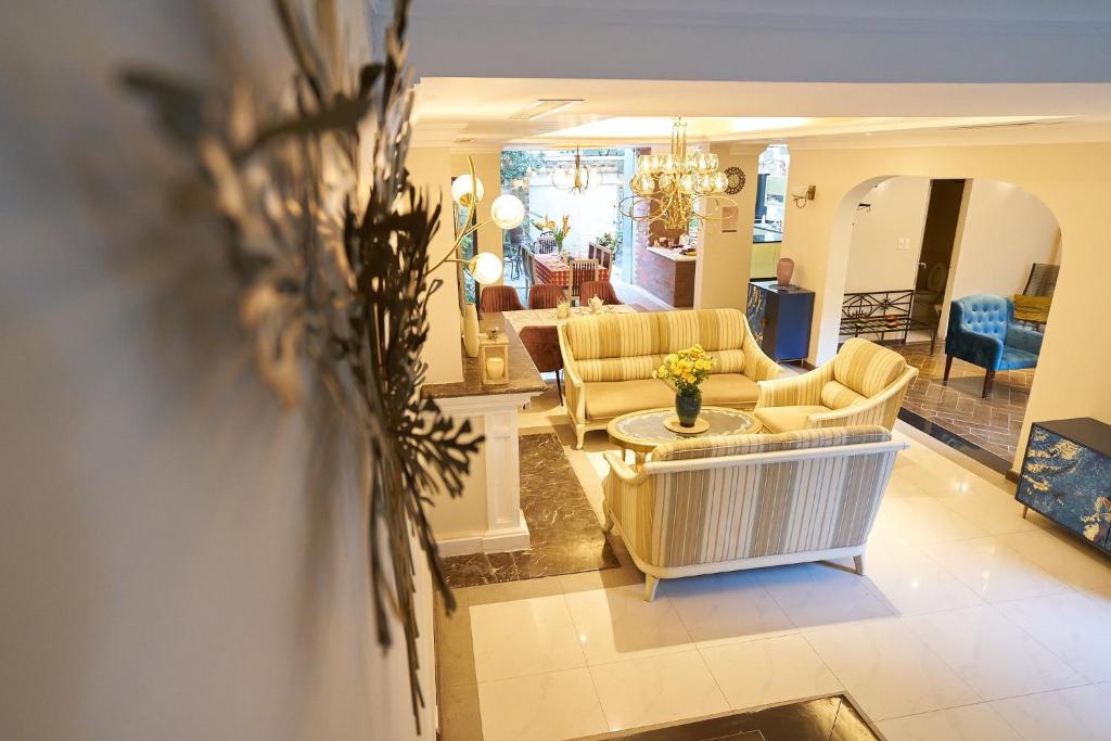 Luxury Stylish Garden Villa Ciputra