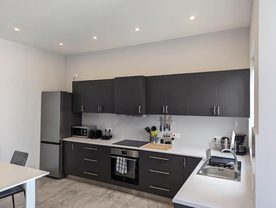 Spacious Penthouse - Prime Location photo 2