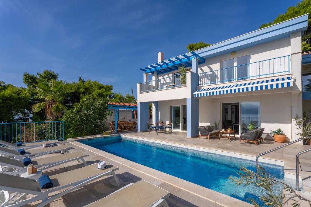Seafront Villa Azzurro with heated pool photo 4