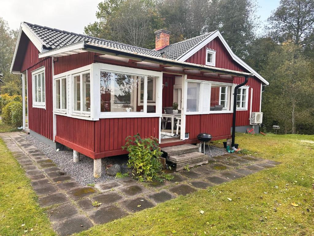 Nice red cottage near the lake Hjalmaren and Vingaker