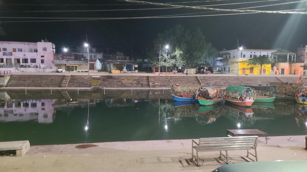 Hotel Ram Ghat inn -In Front Of Mandakini River photo 2