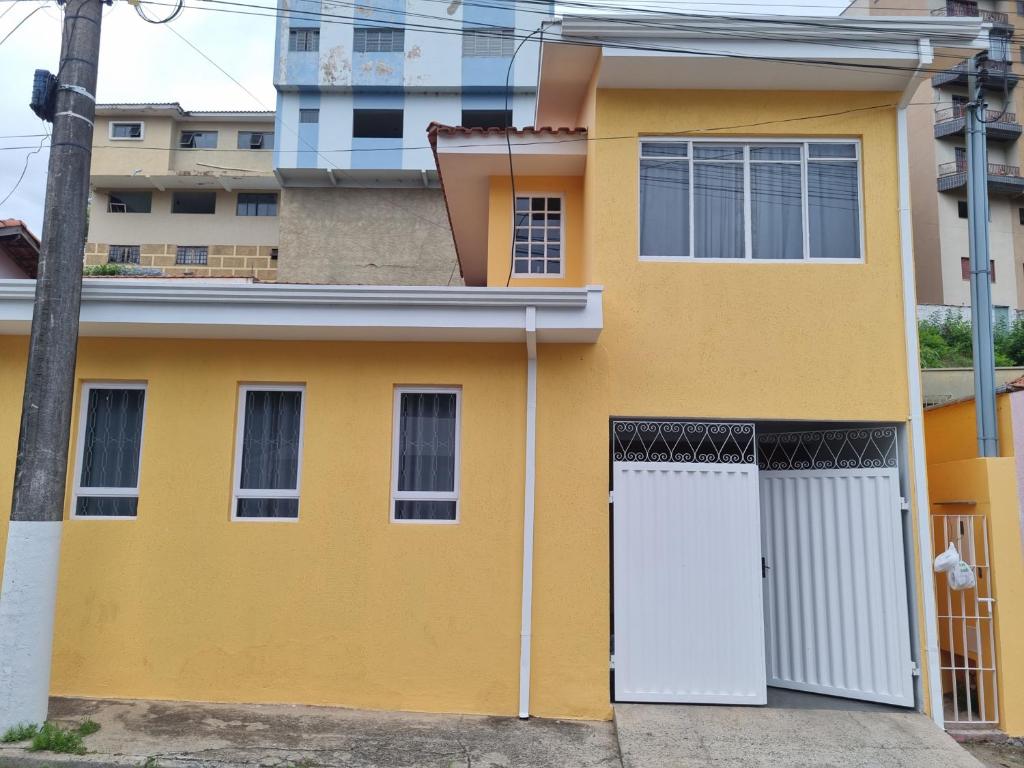 Casa com dois quartos,dois banheiros,sendo uma suíte,sala de estar cozinha e garagem