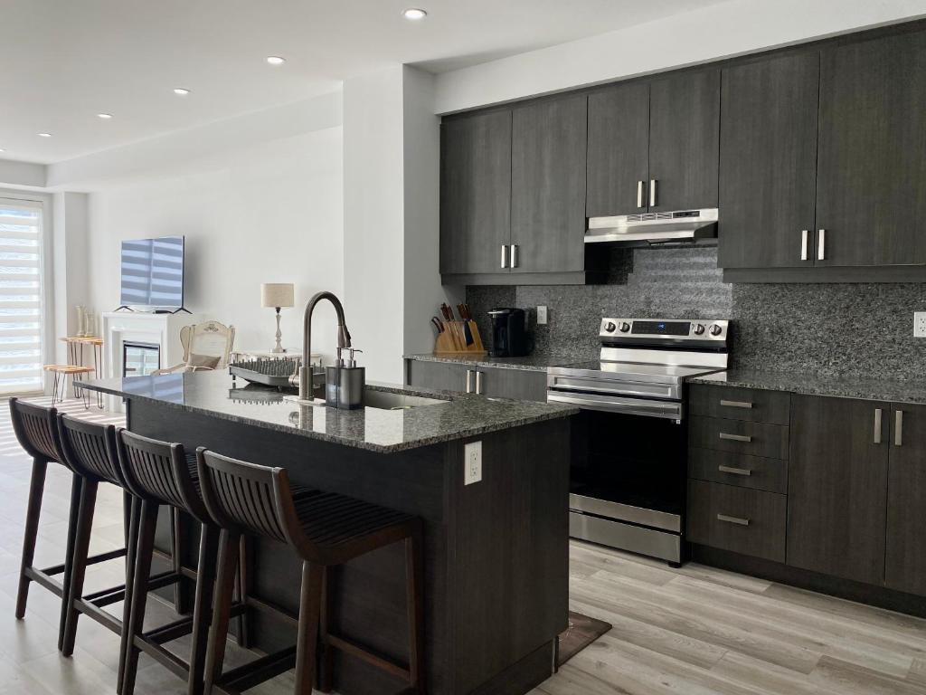 3 Bedroom Well-designed Townhouse in Whitby photo 2
