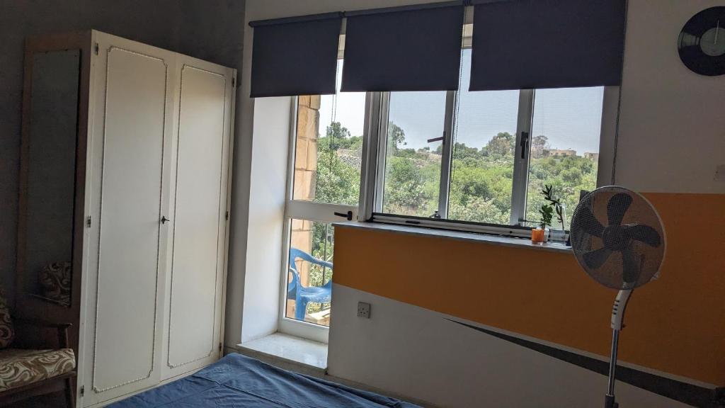 Spacious modernist Apt with views & pool photo 4