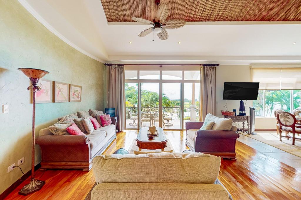 Del Pacifico Condo C7