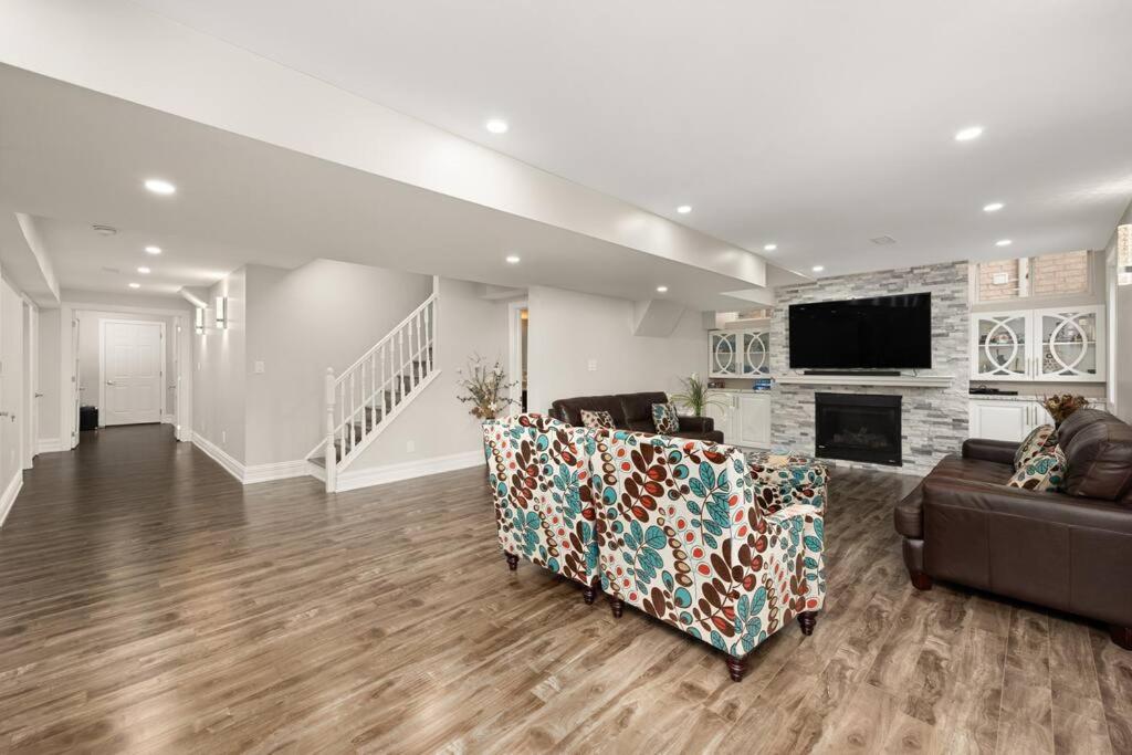 Walk-out Basement with Private Entrance photo 4