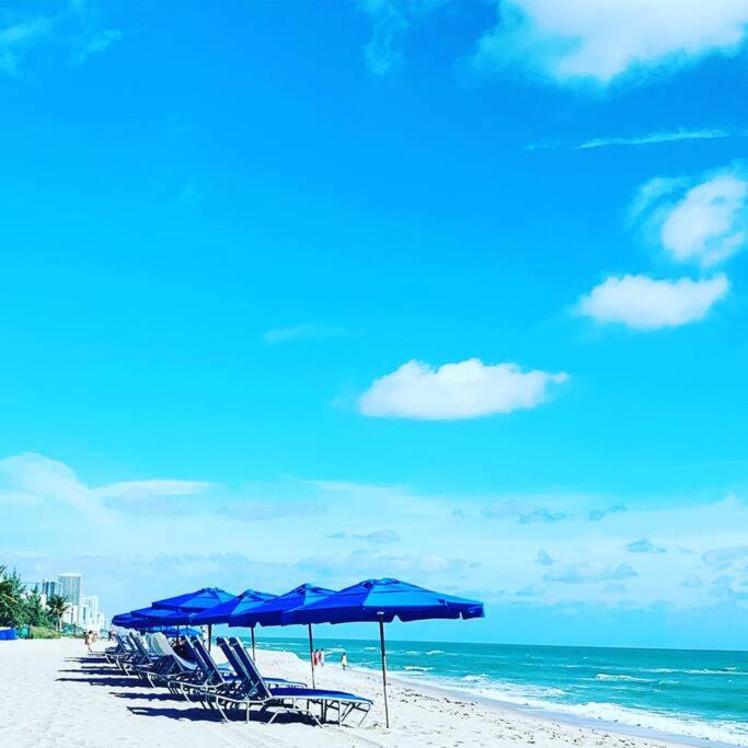 Pet-Friendly Aventura Pool, Beach, Golf, Gym image