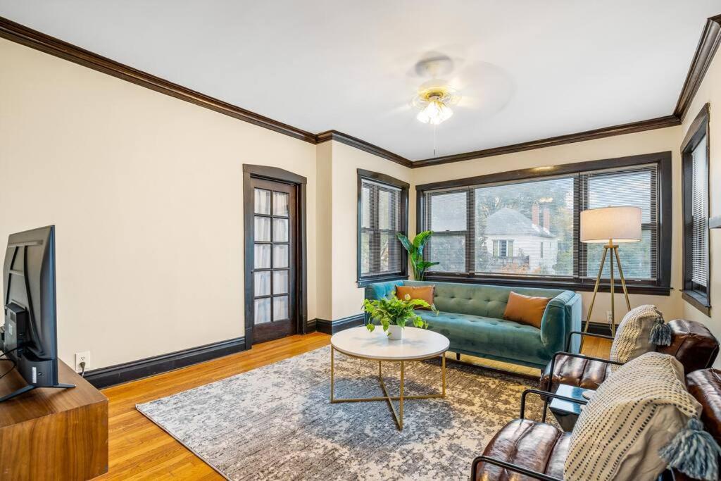 Spacious & Homey Chicago 2BR Apartment - Springfield 2 photo 3