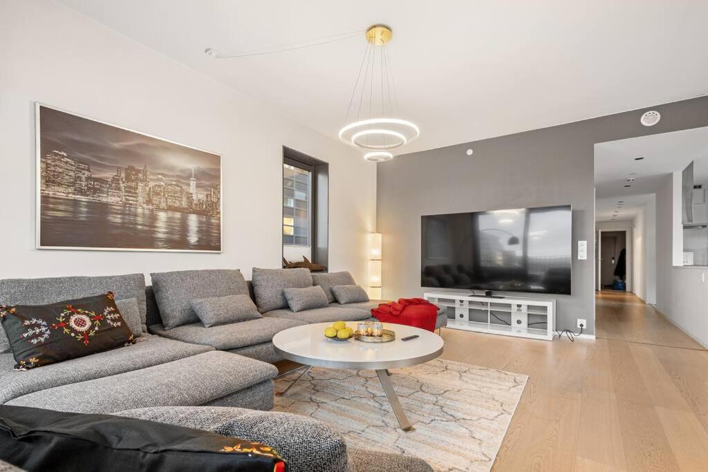 Modern 3bed room sea view apartment @ Oslo Barcode photo 3