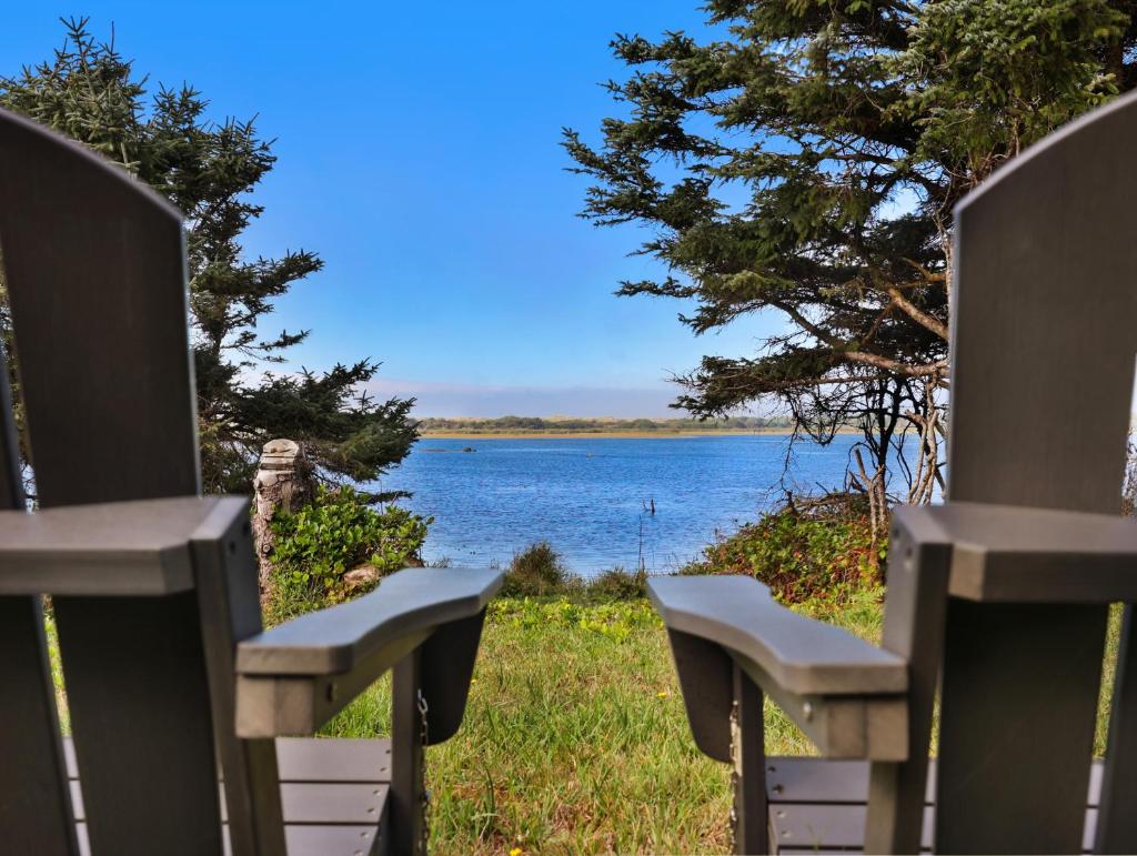Tranquil Tides- Cape Meares Lakefront Beach Home image