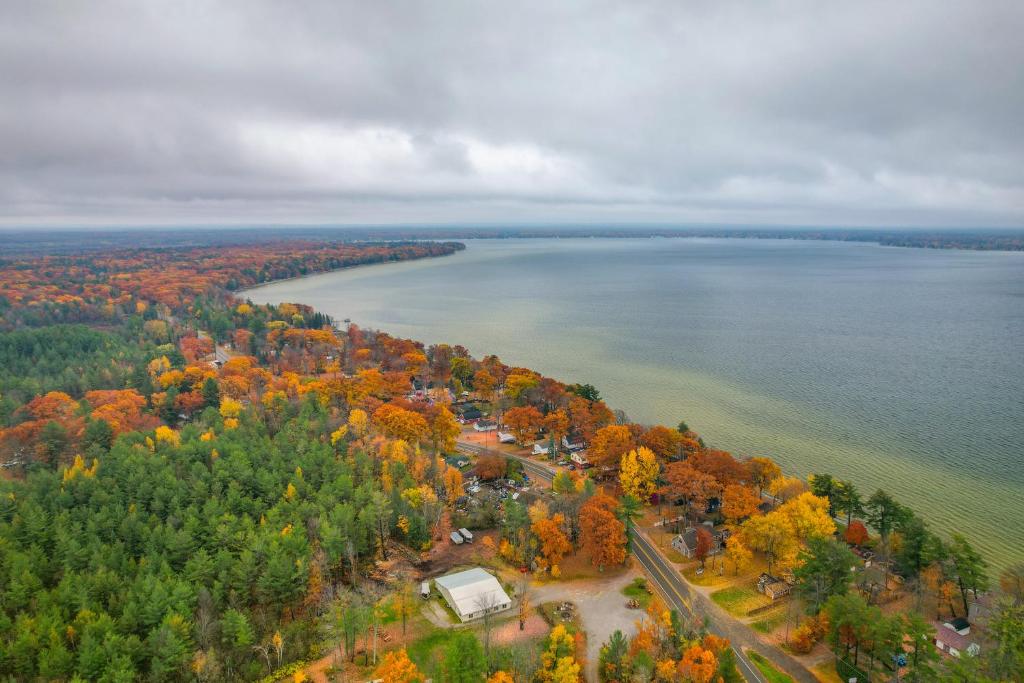 Houghton Lake Vacation Rental - Walk to the Water! photo 2