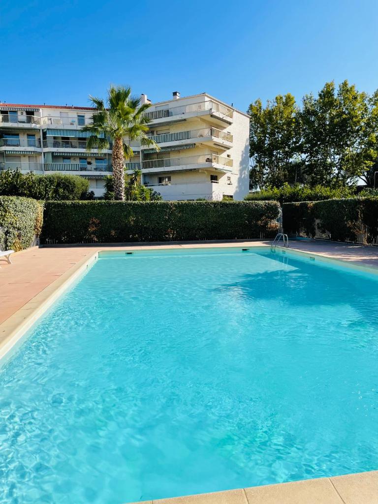 Studio de standing climatise, avec piscine, proche de la mer