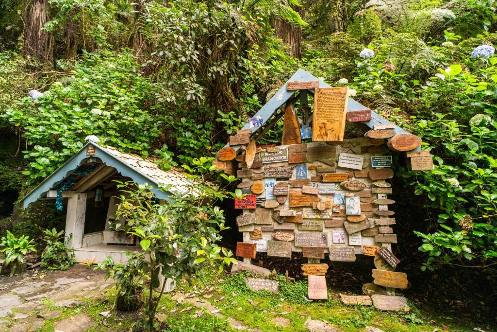 Incrível casa com cachoeira em meio à natureza photo 1
