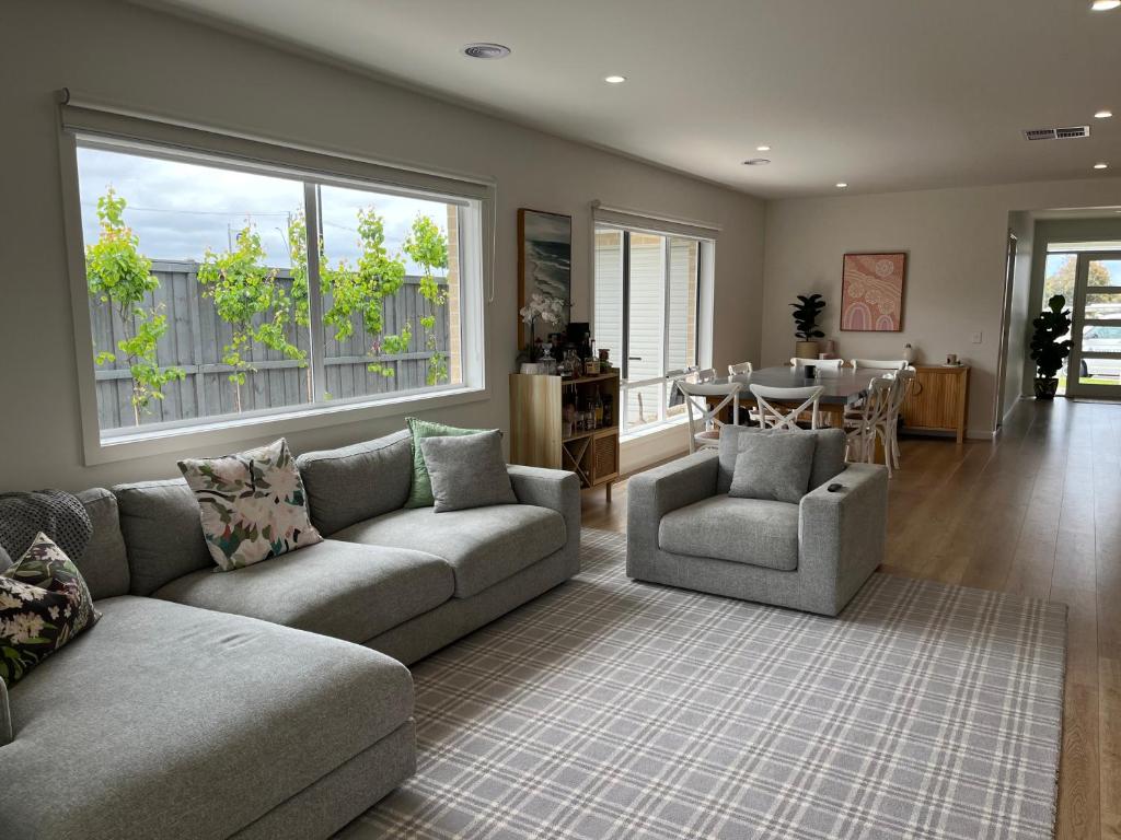 Coastal Hamptons Torquay Getaway photo 3