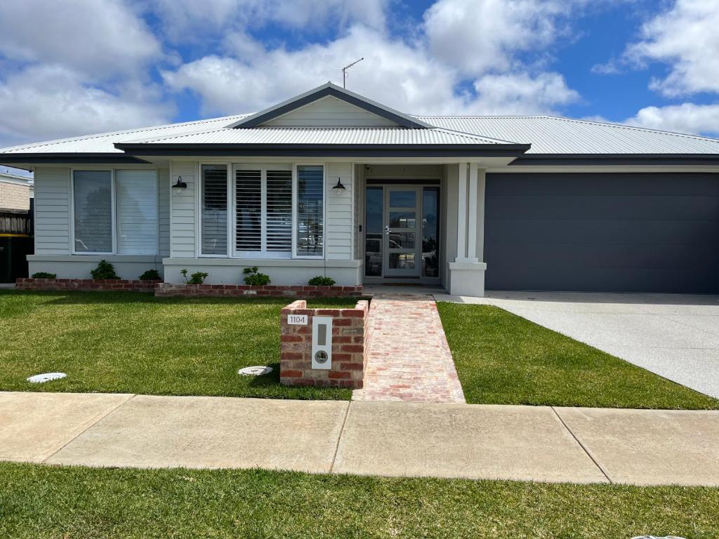 Coastal Hamptons Torquay Getaway photo 1