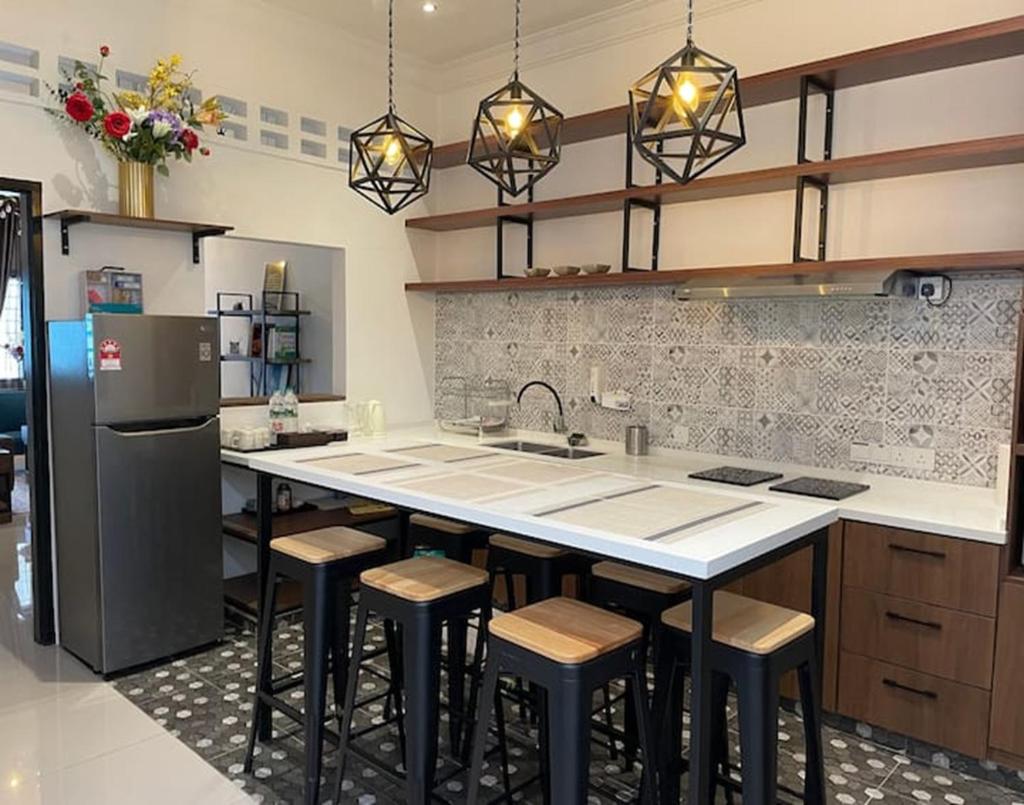 Elegant Homestay IPOH 8Perkins Canning Garden 7-8pax 4Bedrooms, 3Bathroom, 1Living, 1Kitchen-Bar with 3Parkings photo 3