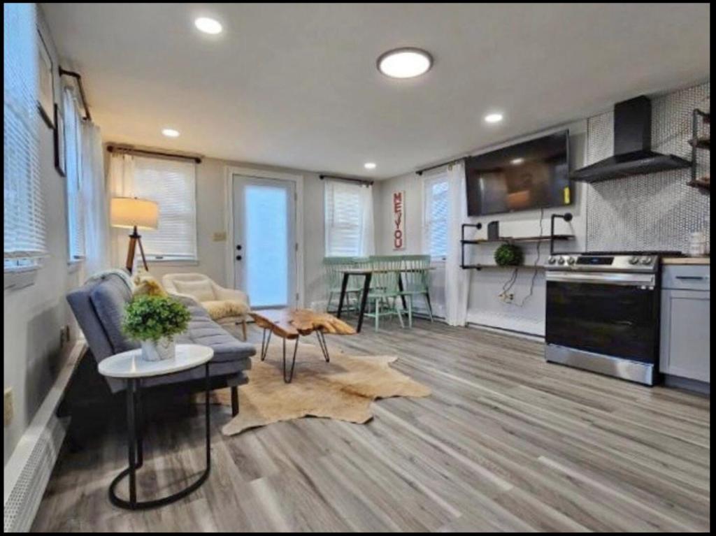 Artisan cottage near historic Revere Beach