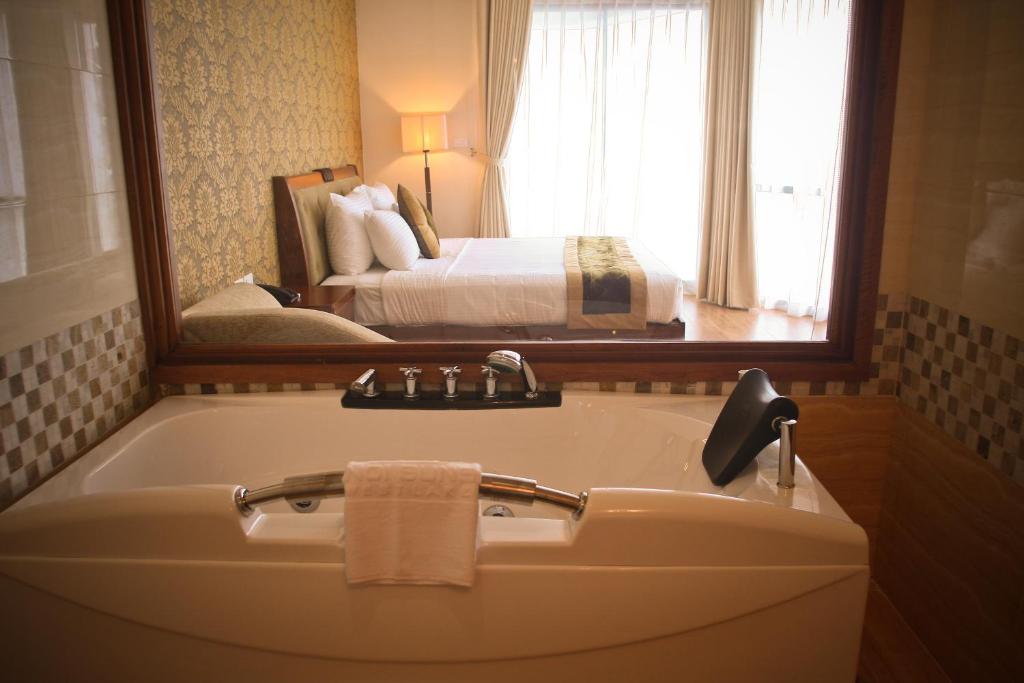 Сьюит (Люкс), Sunset Westlake Hanoi Hotel