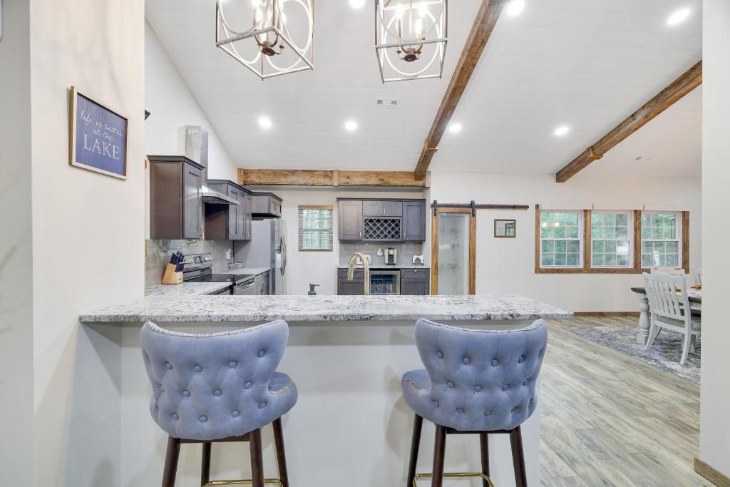 NEW Modern Single-Level Home in Lake Harmony! Outdoor Firepit, Heated Floors, AC, BBQ! Sleeps 9! photo 4