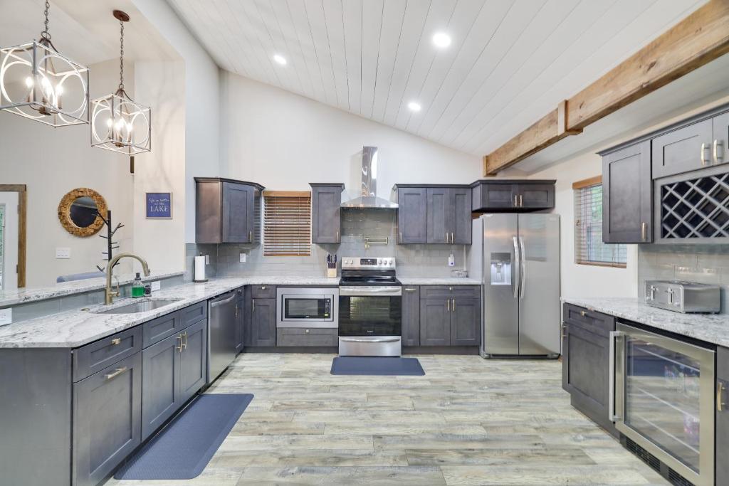 NEW Modern Single-Level Home in Lake Harmony! Outdoor Firepit, Heated Floors, AC, BBQ! Sleeps 9! photo 2
