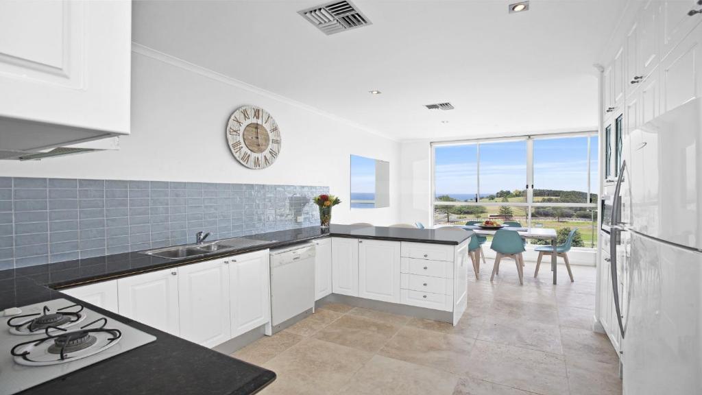 Skillion Views at Terrigal - Stay 3 Pay 2 photo 4