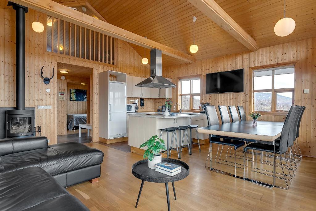 Summer House with Stunning Mountain Views photo 1