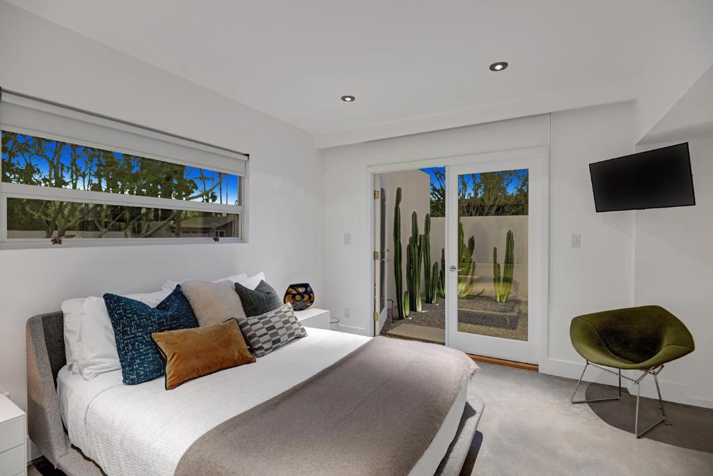 Hollywood Palms Estate- Ultra-Luxe, Pool, Spa, Firepit, Outdoor Kitchen & More image