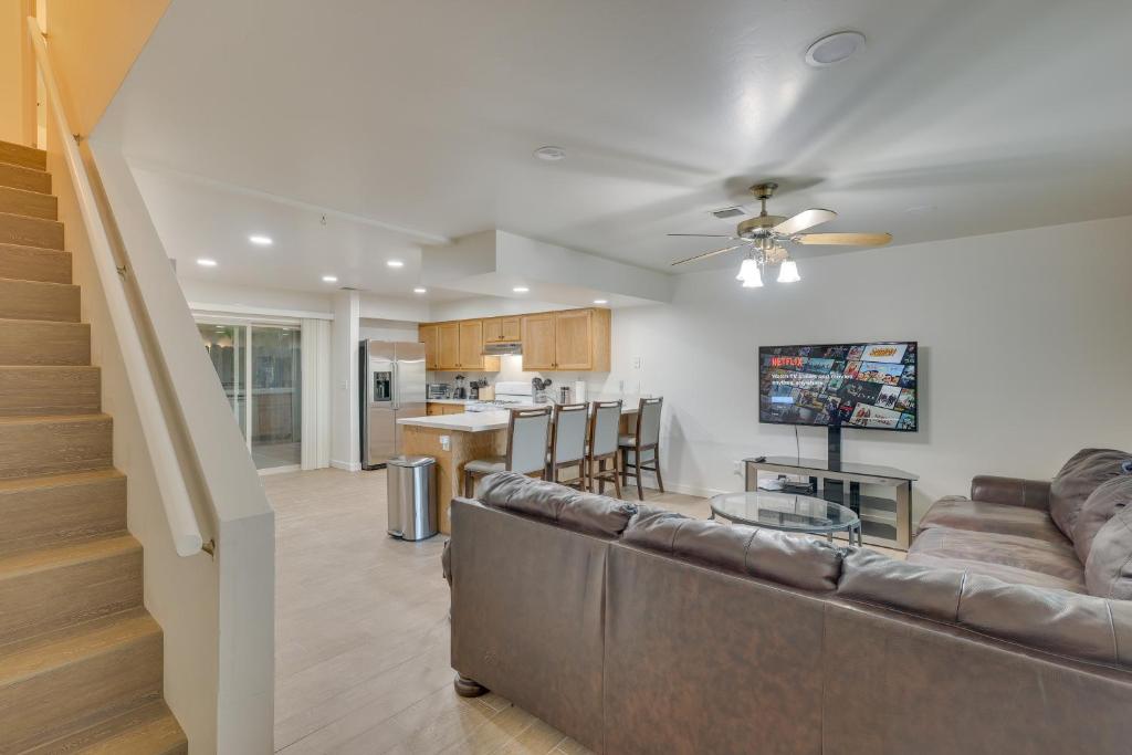 Convenient Bakersfield Townhome with Patio! photo 1