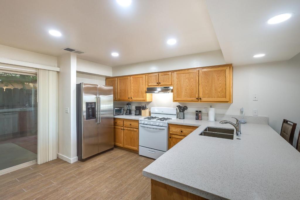 Convenient Bakersfield Townhome with Patio! photo 2