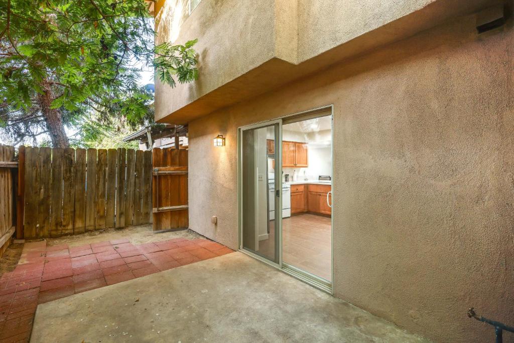 Convenient Bakersfield Townhome with Patio! photo 3