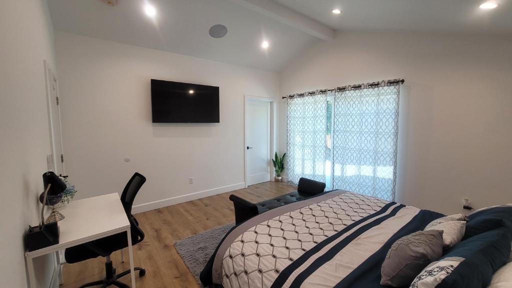 Gated private house with own parking Sherman Oaks photo 3