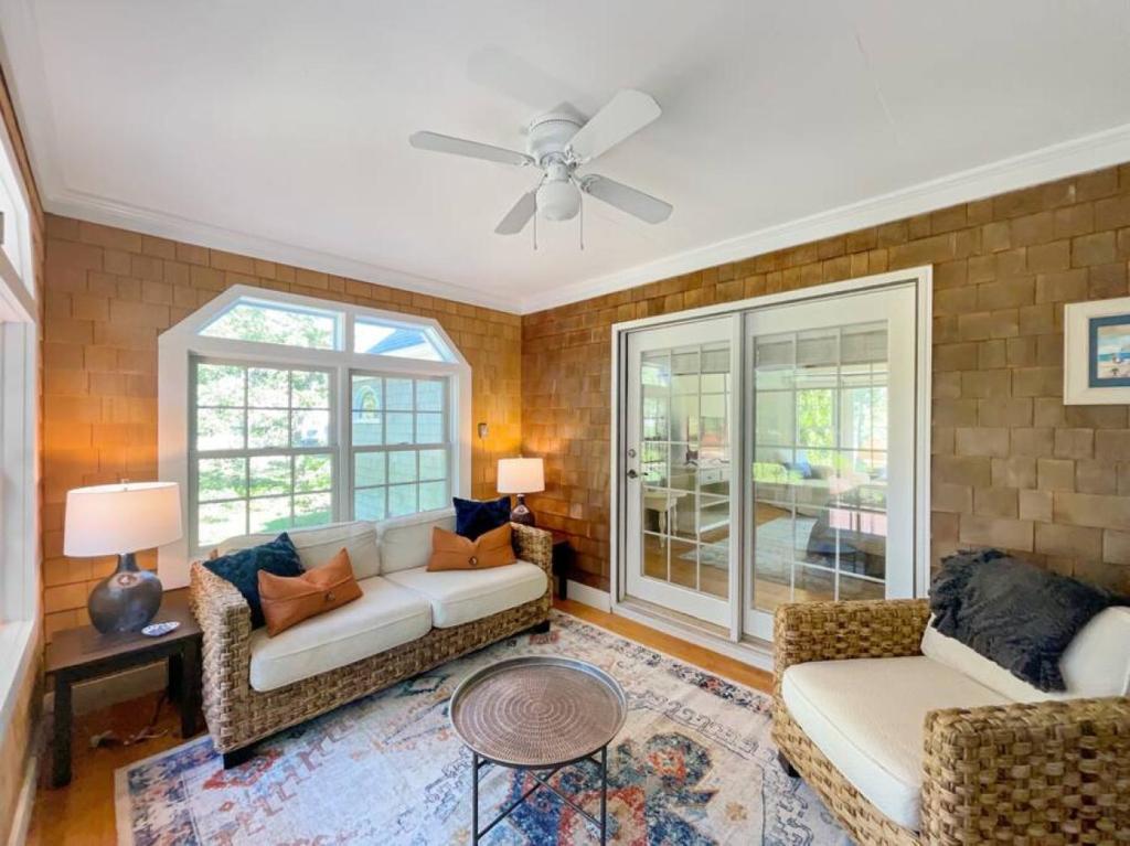 The Burkeshire Manor - Charming Family Home photo 2
