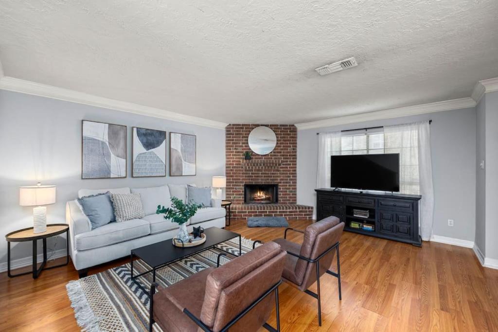 Modern Montrose 2BR Townhome Sleeps 10 with Gated Parking - Tap to explore photos