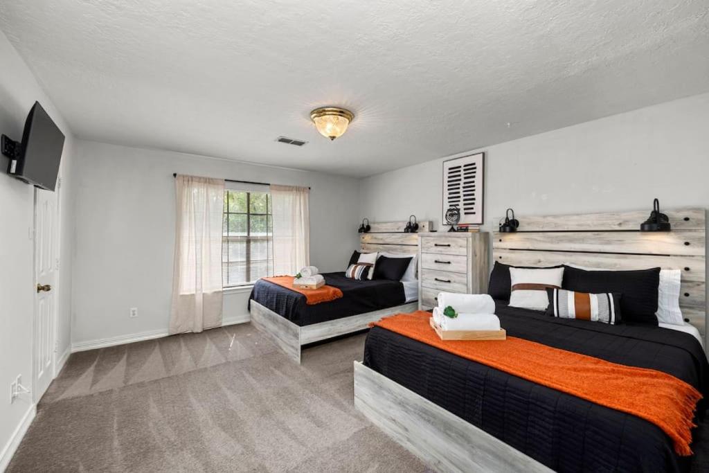 Modern Montrose 2BR Townhome Sleeps 10 with Gated Parking - Tap to explore photos