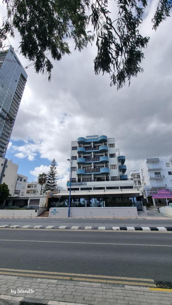 Pigeon Beach Hotel Apartments photo 2