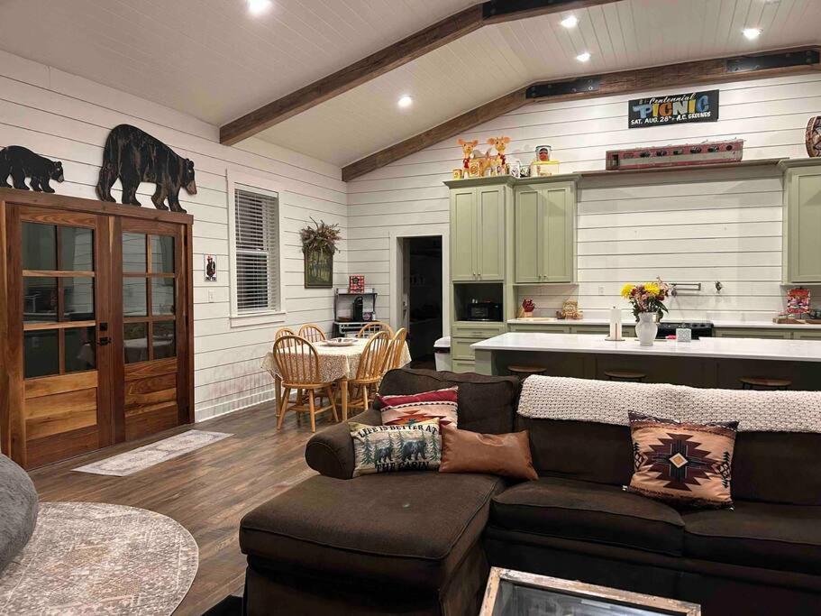 New Waterfront Cabin, 62 Acre, King Beds, Fire pit, Hiking photo 1