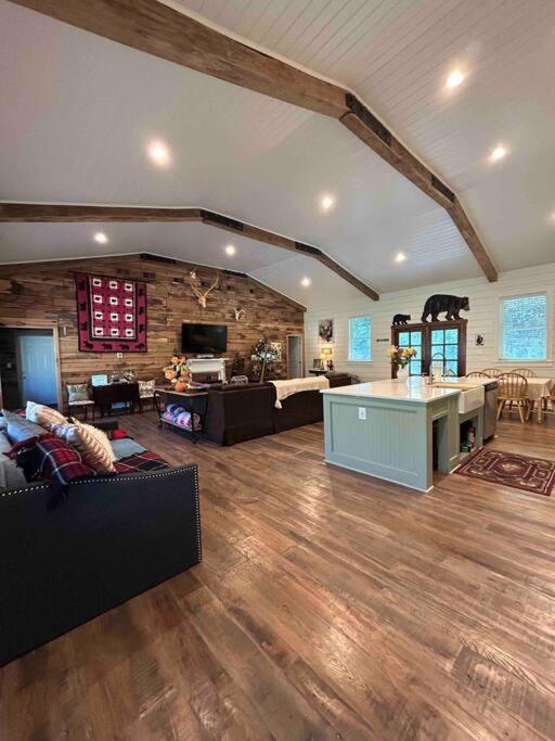 New Waterfront Cabin, 62 Acre, King Beds, Fire pit, Hiking photo 4