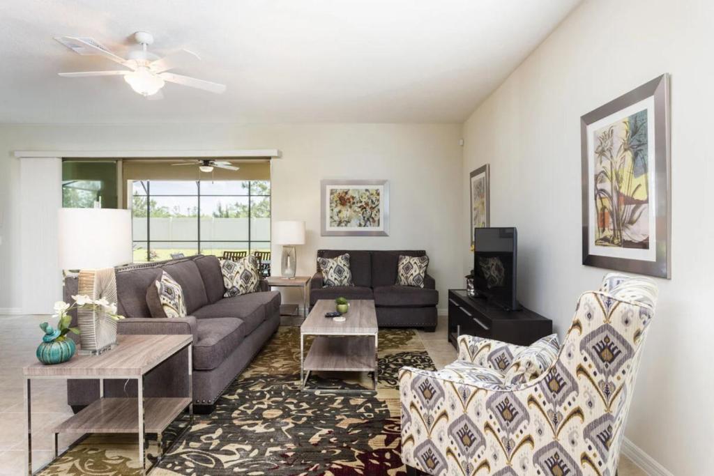 Experience Luxury in Gorgeous 8-Bedroom Home at Golf Resort image