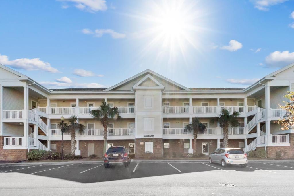 Arbor Trace #635 3 Bedroom Condo by RedAwning image