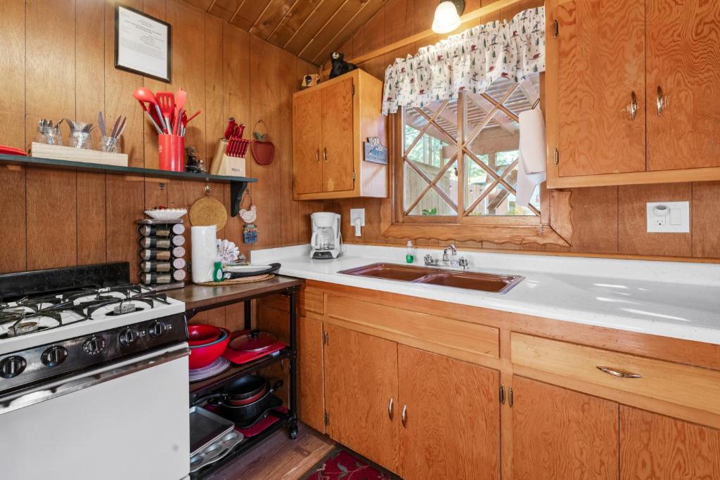 Sugar Pine - Quiet neighborhood, nice to grill and eat outside! Fenced backyard with a new deck! photo 4