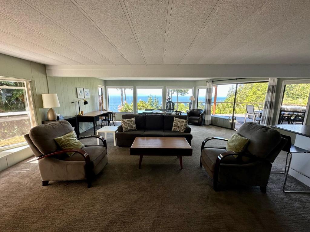 Barooga: Stunning View Home in Halfmoon Bay, Canada photo 2
