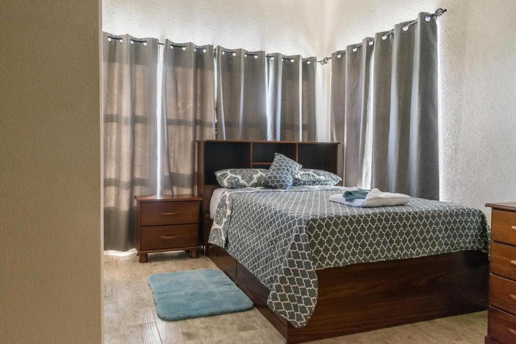 Cozy Studio with free parking on premises.