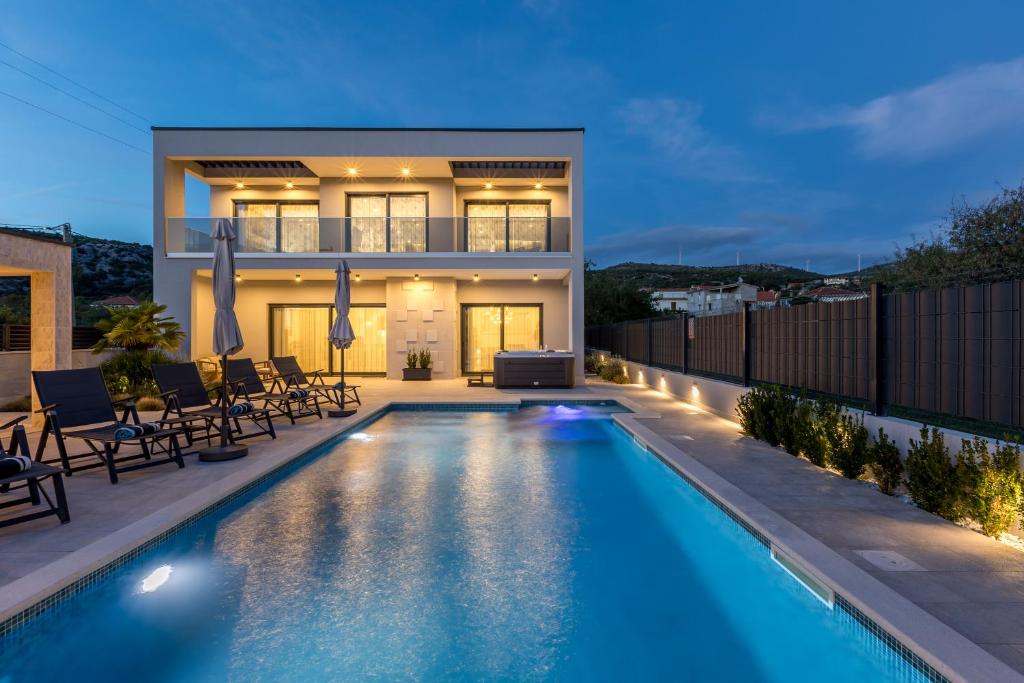 Luxury Villa Diana with heated pool and jacuzzi photo 1