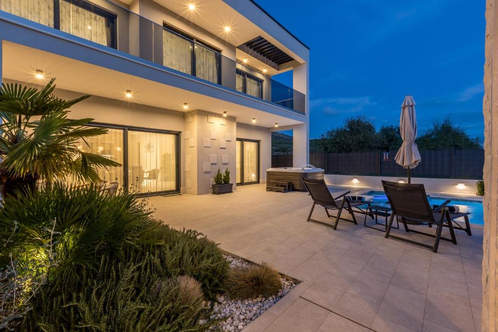 Luxury Villa Diana with heated pool and jacuzzi photo 3