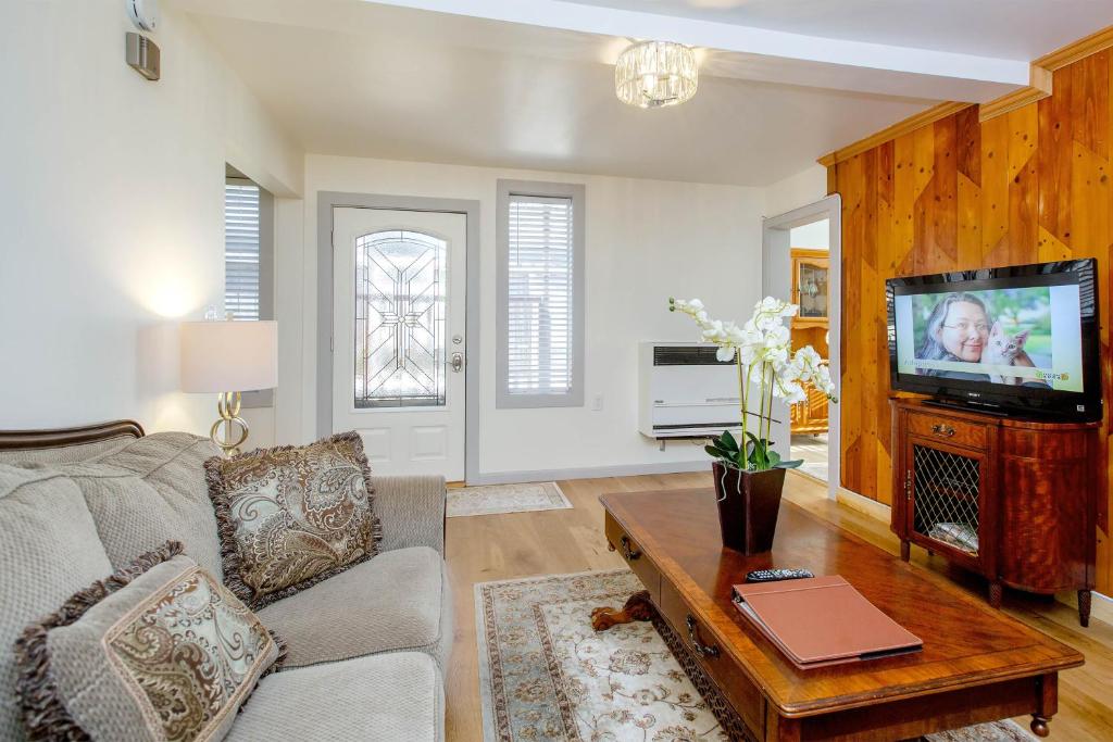 Alameda 2 BR 2 BA Apt, AC, 3 blocks to beach & shopping center & free parking image