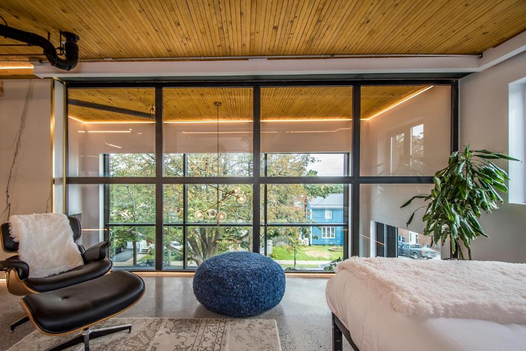 Luxury BNB - Halifax Rooftop - The Sunrise Room